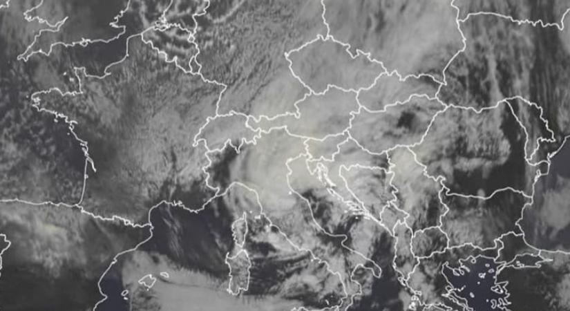 Látványosan fest a mediterrán ciklon a műholdfelvételen és a légnyomástérképen