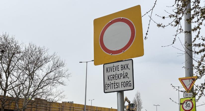 Drága lehet: sokan benézik ezt az új táblát Budapest egyik forgalmas pontján