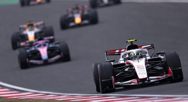 Miért érzik „ostobának” a pilóták az új F1-es versenyzést?