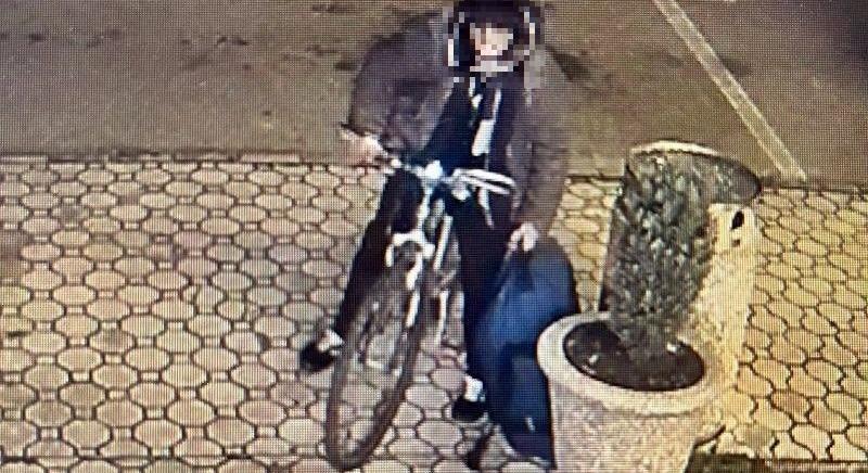 Egy pillanat volt, és eltűnt a táska. Felismeri a tolvajt?