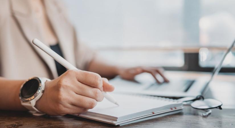 Ne bízd csak a telefonodra! Ez a 6 dolog papíron is kellhet vészhelyzet esetén