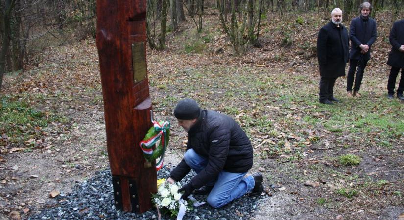 Emlékoszloppal tisztelegnek a hazai földvárak és vaskohászat kutatója előtt Sopronban - fotók, videó