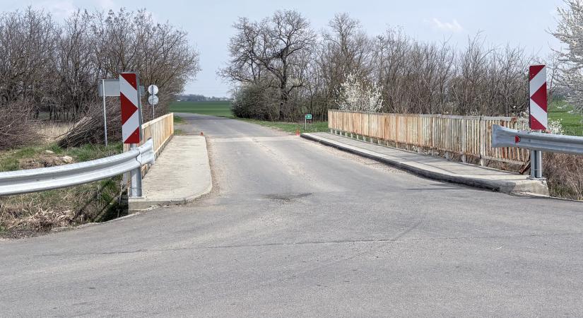 Egy csatorna fölötti híd felújítása, az úri kényelem érdekében, Batida felé