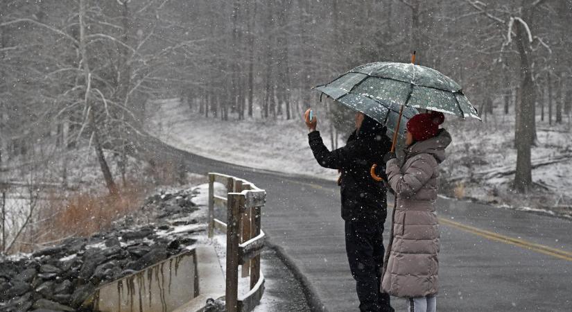 Elkezdődött a havazás Magyarországon: kiadták a riasztást, durvul a helyzet
