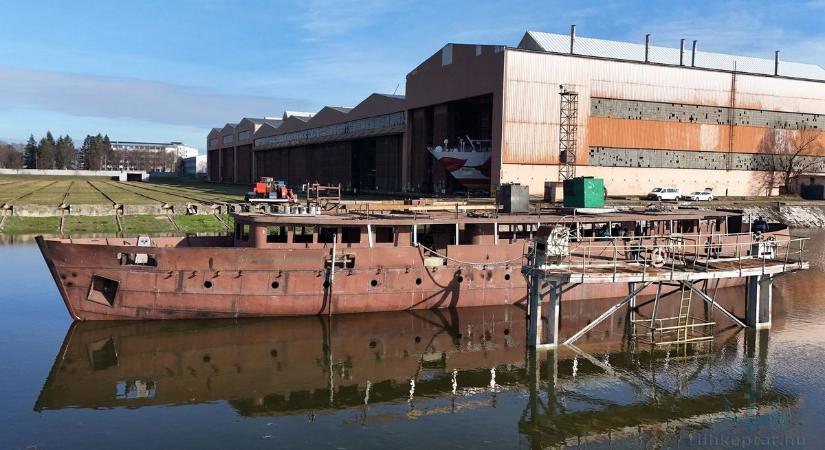 A komáromi hajógyárnak köszönhetően újra régi fényében ragyoghat a Balaton gyöngyszeme fotók