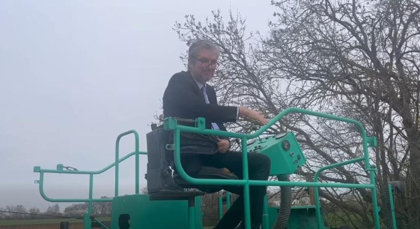 Hadházy Ákos újabb jelre bukkant, miszerint Hatvanpusztán még a választások előtt gyorsan elvégeznének egy fontos feladatot