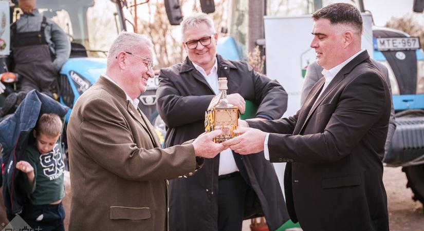 Generációváltás a mezőgazdaságban – Gazdaságátadás ünnepséget tartottak Győrzámolyon