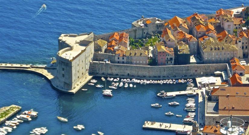 Hol fordul meg a legtöbb turista a lakosság számához képest?