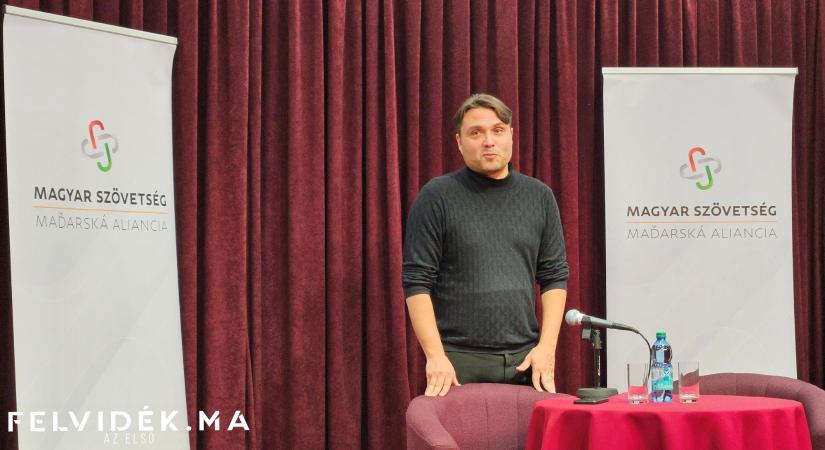 Felújított iskola, helyi munkahelyek és politikai párbeszéd – mozgalmas nap a Komáromi járásban