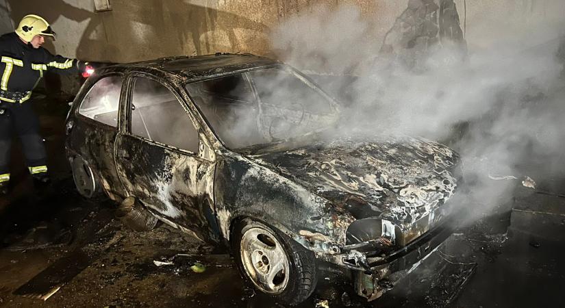 Kigyulladt egy autó a huszti járásban