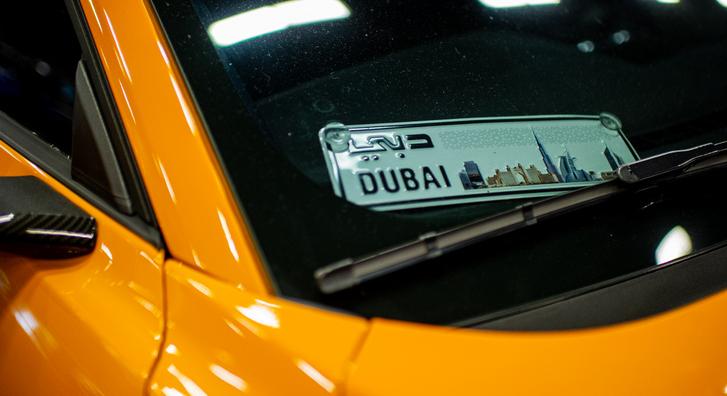 Felfoghatatlan összeget fizettek Dubajban egyetlen rendszámtábláért