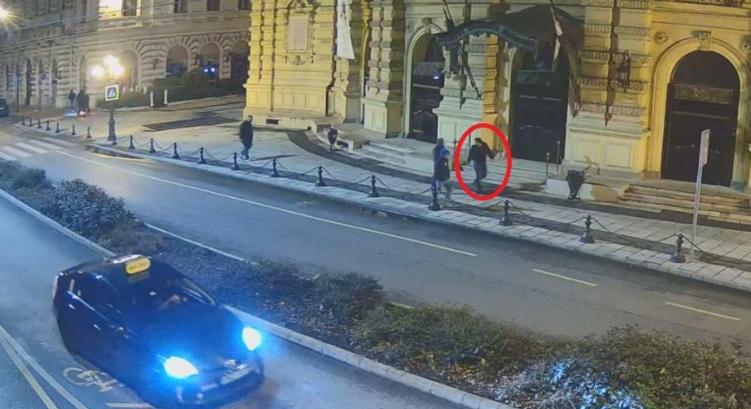 Keresnek egy férfit, aki összevert egy másikat a Szegedi Nemzeti Színháznál