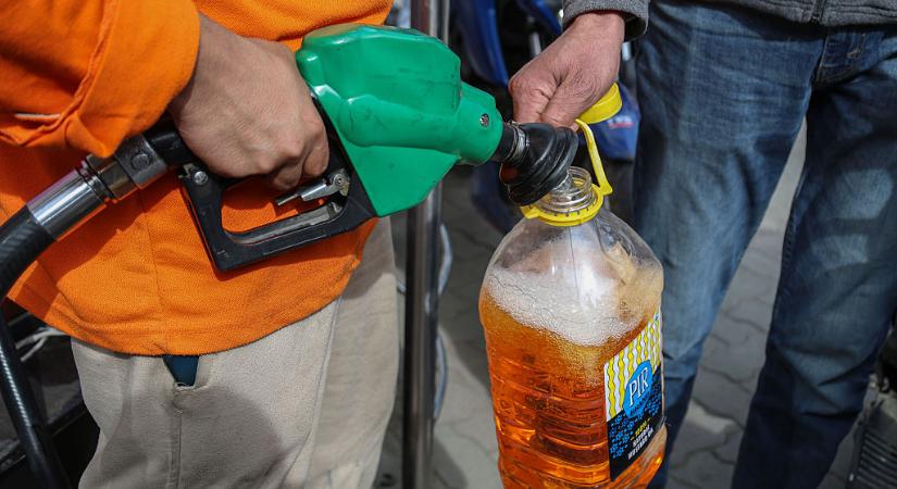 Így néz ki a benzinpánik Indiában, megrohamozták a kutakat