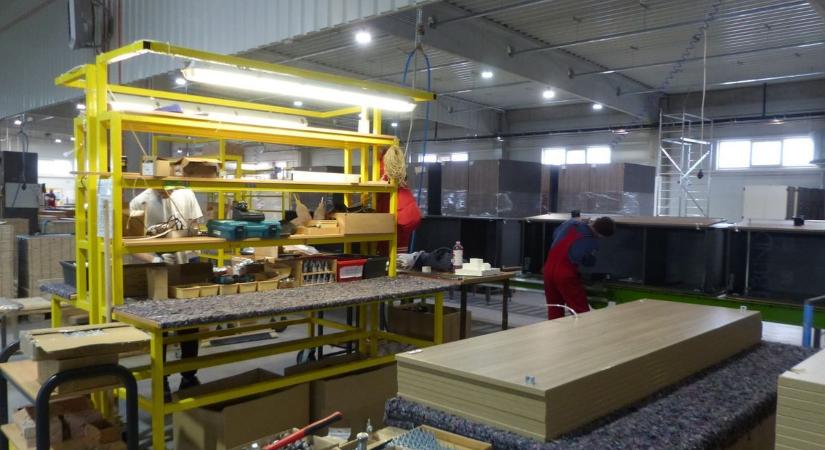 Bővít a makói bútorgyár: harminc új dolgozót keresnek