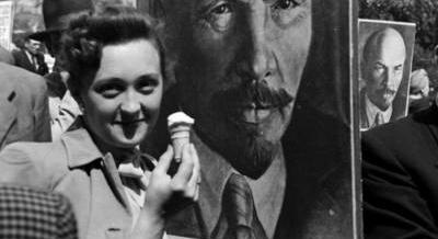 Sztálin a kirakatban, agitátor a lépcsőházban – Népnevelés az egykori Budapesten