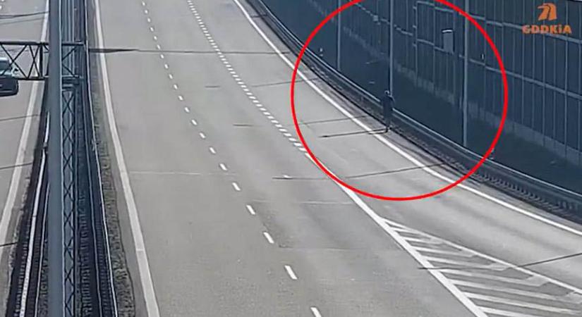 Futóedzést tartott valaki egy gyorsforgalmi úton