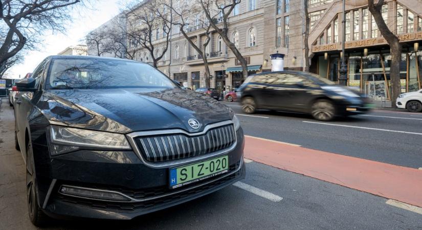 Kötelező rendszámcsere: egy kisebb kedvezménnyel állt elő a Magyar Közút