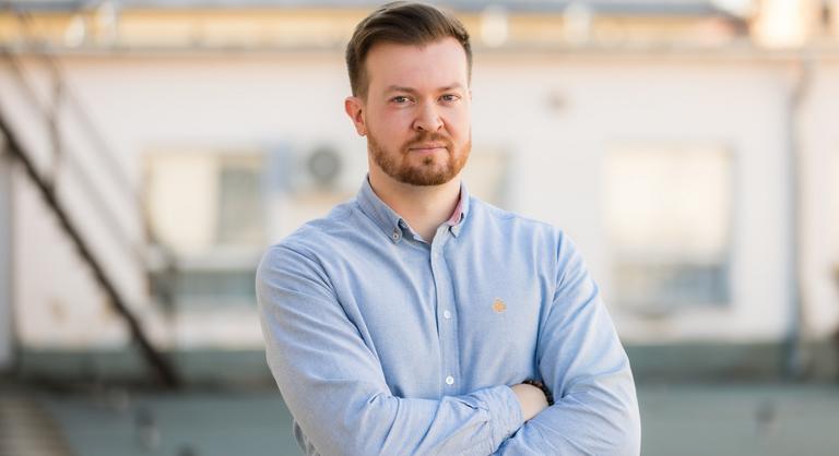 Egyre több író áll ki Szabó Bence százados mellett