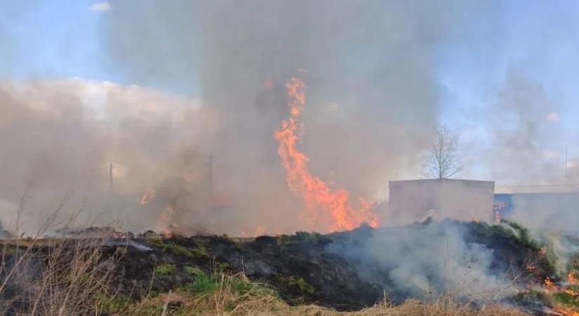 Több tonna hulladék ég Marosludason: két napja küzdenek a tűzoltók