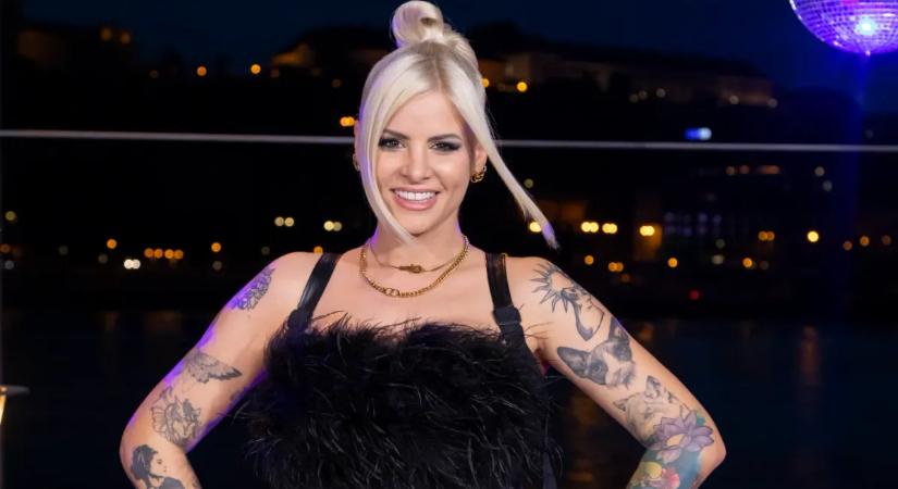 Ezt látni kell! Szexi vörösben pózol Metzker Viki