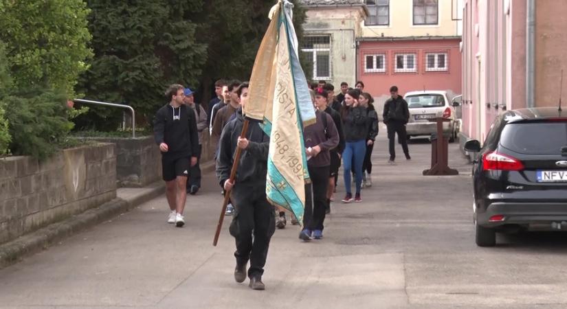 Hitében és közösségében erősödve