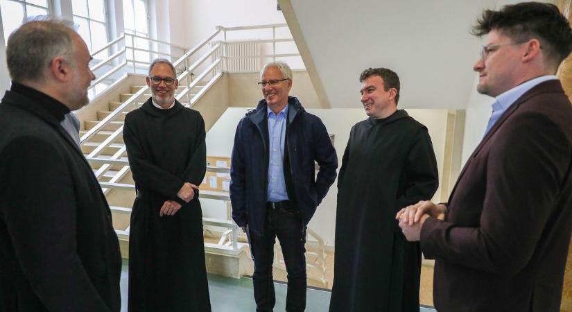 Akár suttogva is taníthatnak az új pannonhalmi tanteremben - Képgaléria