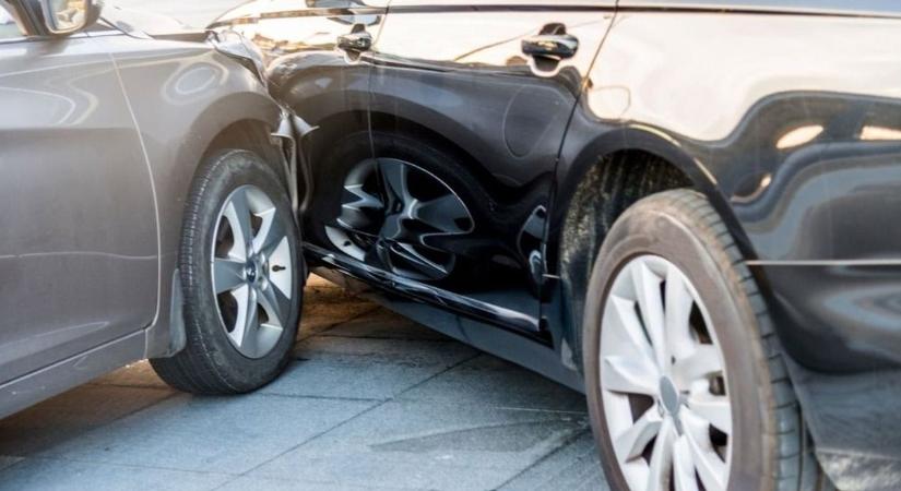 Autók csapódtak egymásba az M4-esen, csak egy sávon halad a forgalom