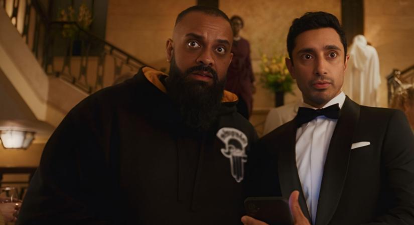 100%-on áll az új 18-os vígjátéksorozat a kritikusok véleményei alapján, mától a streamingóriás platformján!