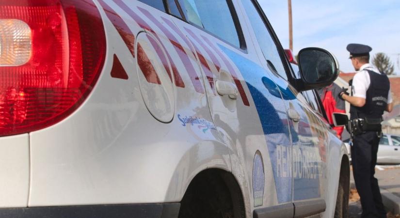 Durva csattanás Pécsen: két autó ütközött, még mindig gond lehet az úton