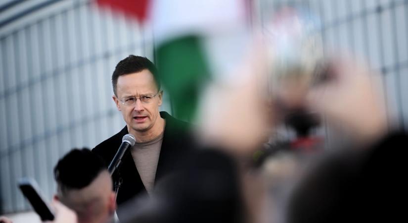 Egyetlen szóval reagált Szijjártó minisztériuma arra, hogy kormánygéppel szállíthattak készpénzt és drágaköveket Oroszországból