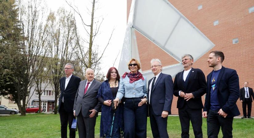 Beteljesedett a professzori jóslat: köztéri szobor lett a világhírű szegedi felfedezés