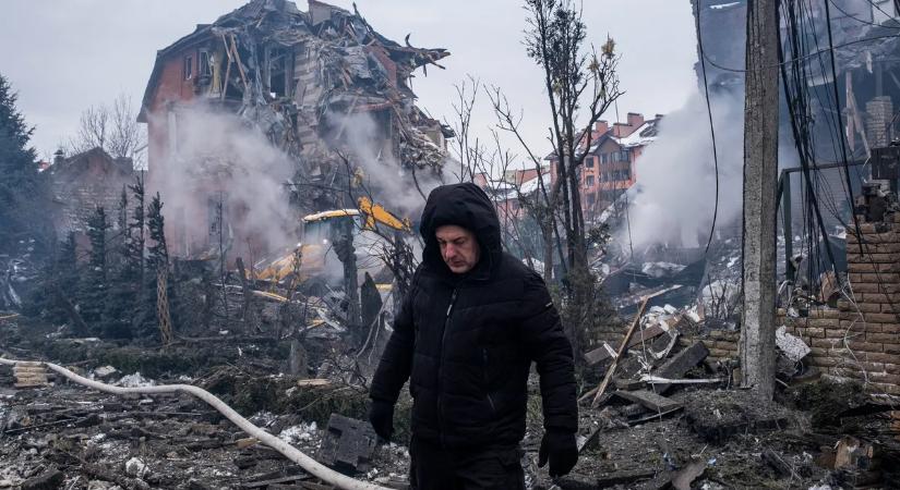 Láttam az ablakból, hogy a házunk előtt csapott be az első rakéta