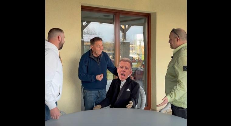 A fideszes Pócs János a horogkeresztes zászló előtt karlendítő, náci Bede Zsolttal forgatott közös videót