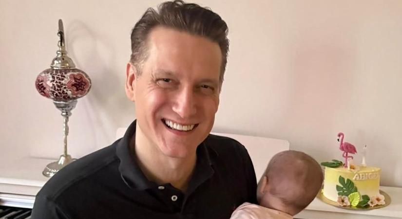 „Hihetetlen, hogy eltelt egy év” – Pély Barna megható fotóval ünnepelte kislánya első születésnapját