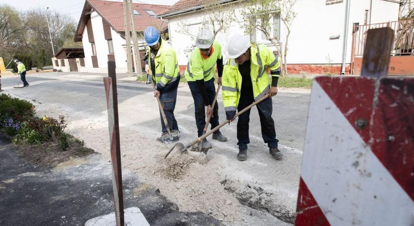 Nem lesz többé gond az eső: teljesen megújul a vízelvezetés egy zalaegerszegi utcában (galéria, videó)
