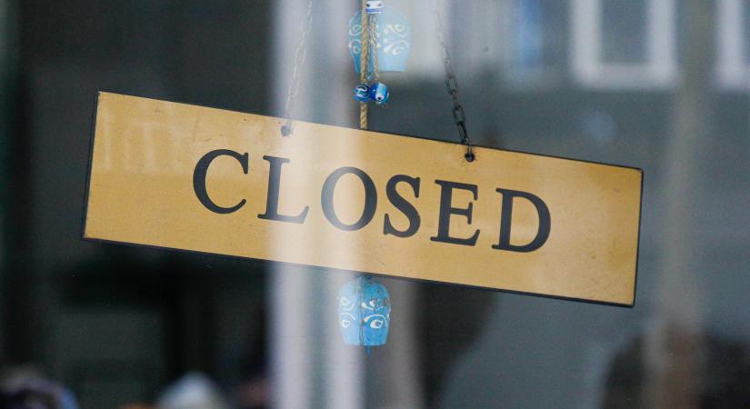 Megszólalt a vészcsengő: itt az újabb válság, jöhetnek a leállások