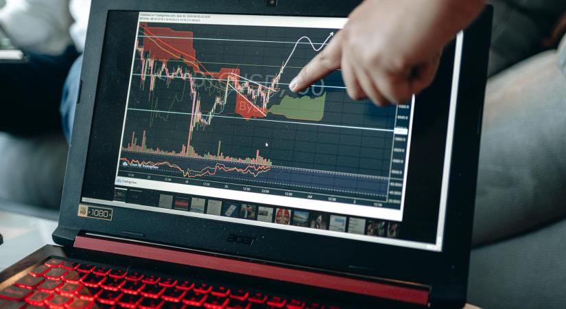 Valóban az olaj mozgatja a bitcoin árfolyamát? Tíz évnyi adat most választ ad