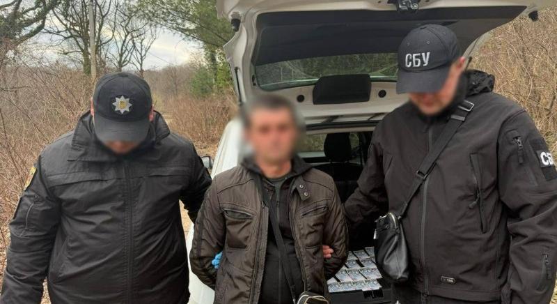 Hársfalván rendőrkézre került egy fegyverkereskedő – Kalasnyikovot és kézigránátokat foglaltak le nála