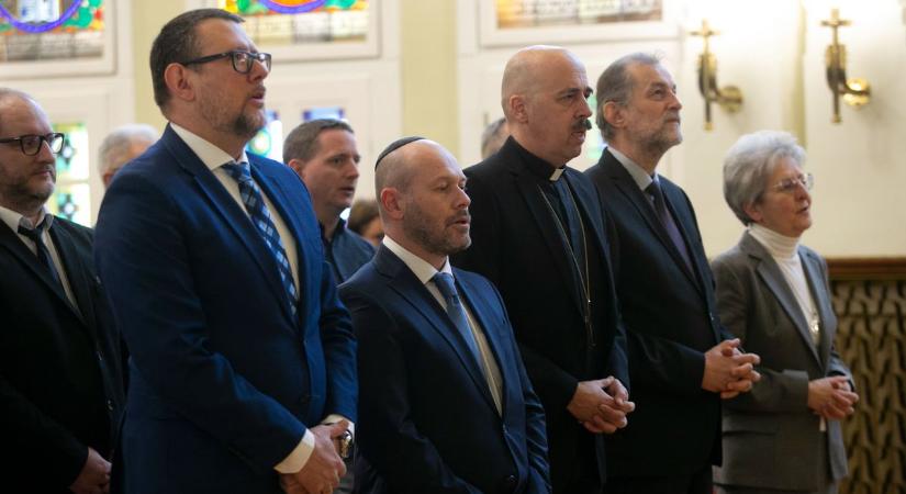 A megváltó szeretet erejét jelképezte a kecskeméti vallási párbeszéd – fotók, videó