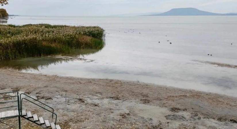 Mi lesz így nyáron? Aggasztó fotók terjednek a Balatonról, most megszólalt a vízügy
