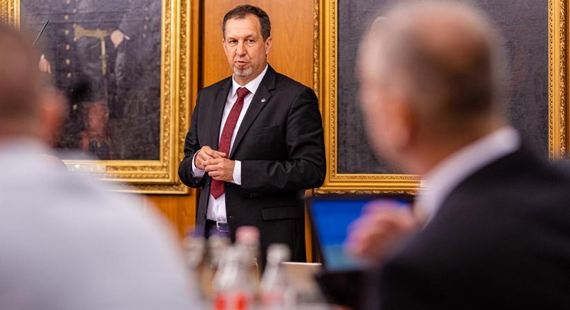 Horváth Gábor, fideszes szombathelyi önkormányzati képviselő hiányolta a közgyűlési teremből Rápli Róbertet, a TISZA helyi parlamenti képviselőjelöltjét