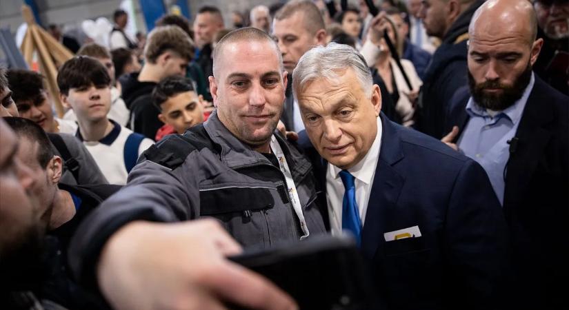 „Oda nektek az oroszlánt is!” – elképesztő, kikkel fotózkodott Orbán Viktor