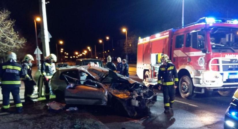 Helyszíni képeken a tatabányai baleset: csak roncs maradt az autóból