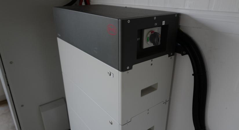 Kiderült, hogy miért függesztették fel a 100 milliárdos napelemes akkumulátoros programot