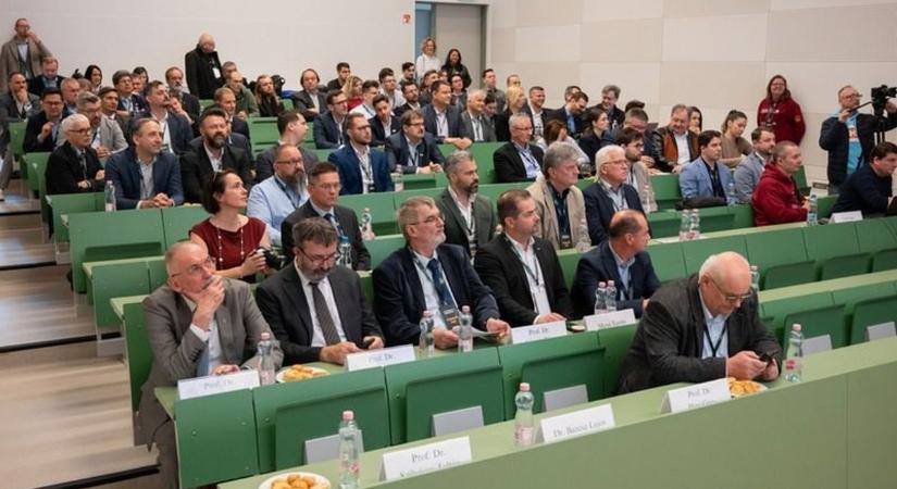 Robot tartott előadást Debrecenben: így formálja át az ipart a mesterséges intelligencia