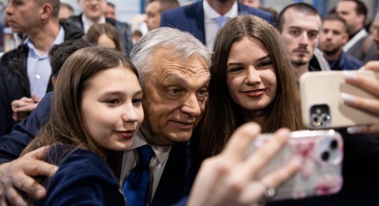 Orbán felszólította a fiatalokat, válasszanak a háború és a béke között