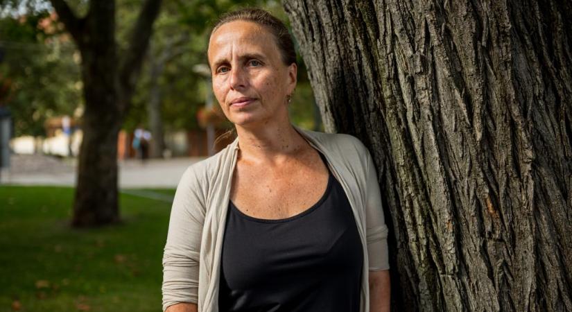 „Aki megnézi és megérti szavait, az nem akarhat többé Fidesz-országban élni” – sorban állnak ki az írók Szabó Bence százados mellett