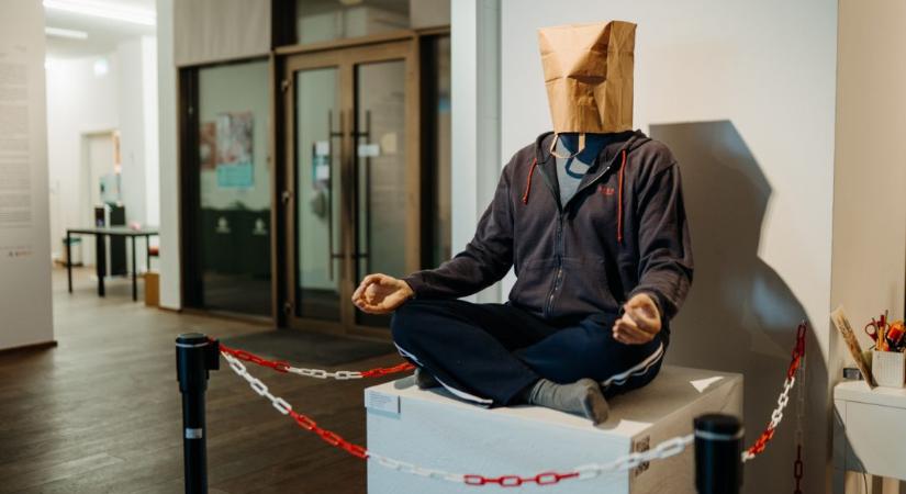 Egy játszótér a white cube romjain