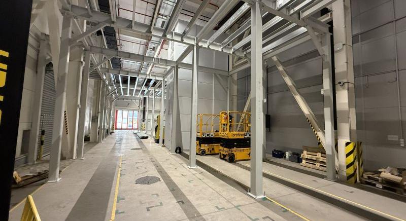 Raktárbővítés vagy új raktár építése – melyik a gazdaságosabb megoldás 2026-ban?