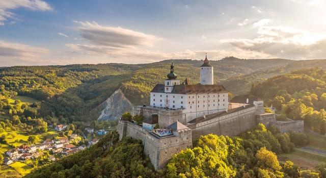 Új történelmi és kortárs kiállításokkal nyitják a tavaszi szezont az Esterházy-kastélyok
